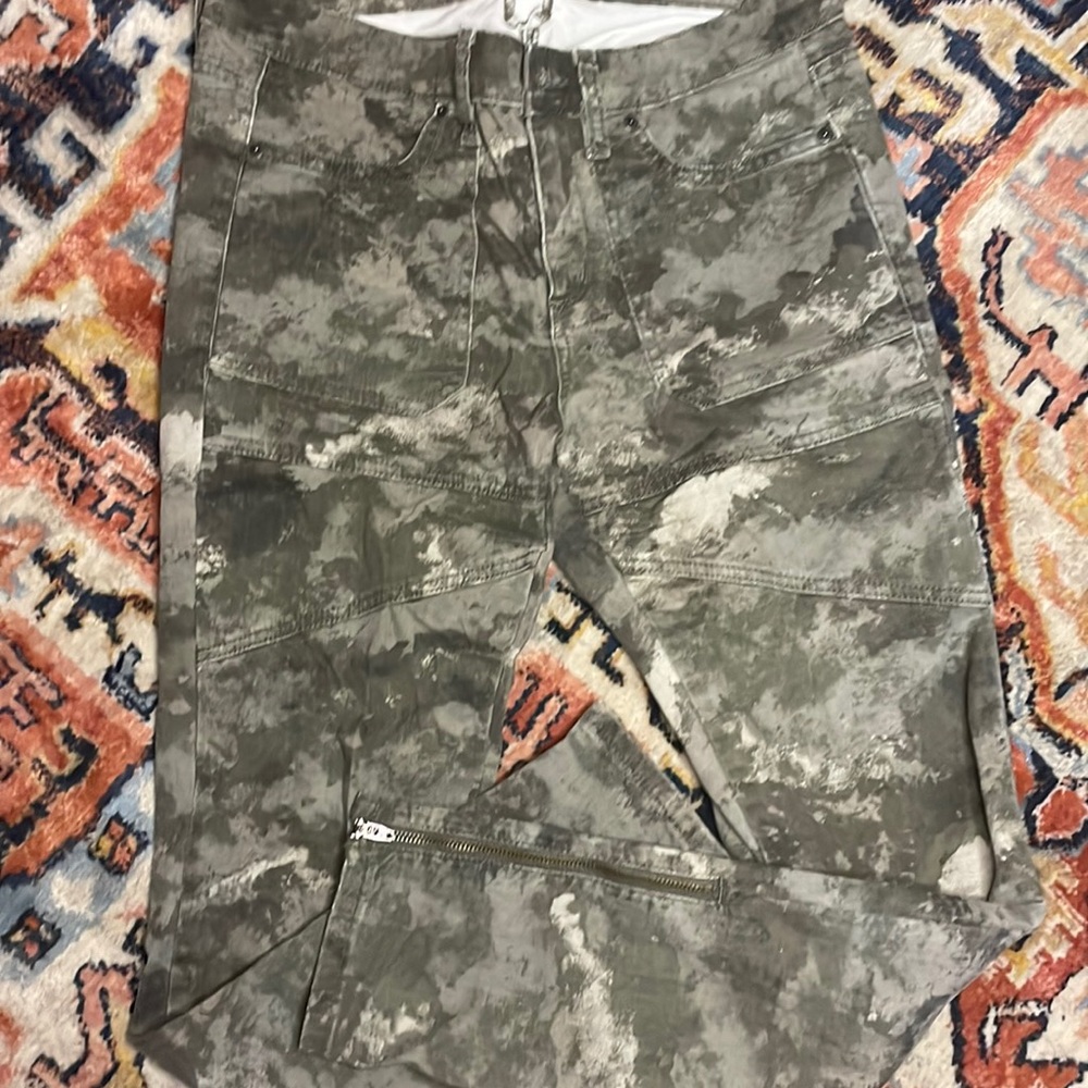 BDG size 28 camo skinny jeans